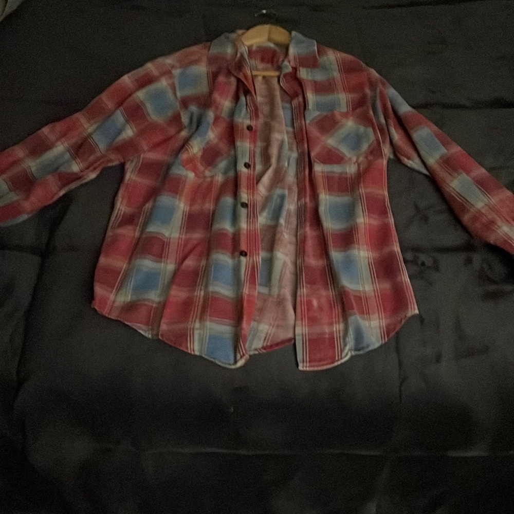 Men’s red and blue lumberjack shirt.